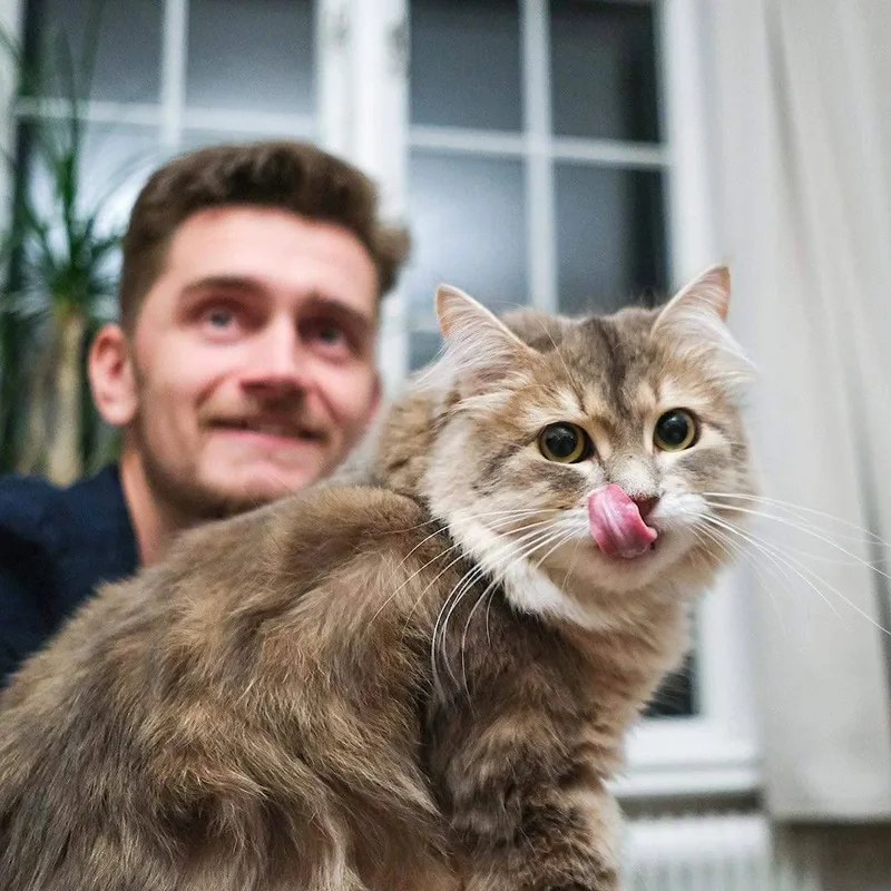 Oscar håller sin katt Blue